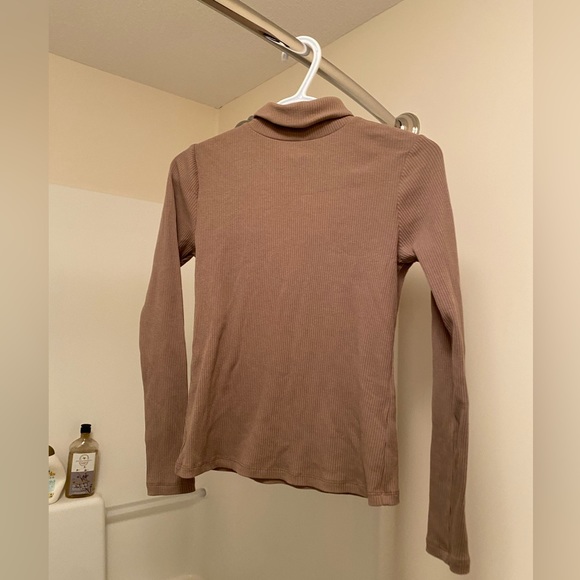 Light brown old navy turtle neck - Picture 3 of 3